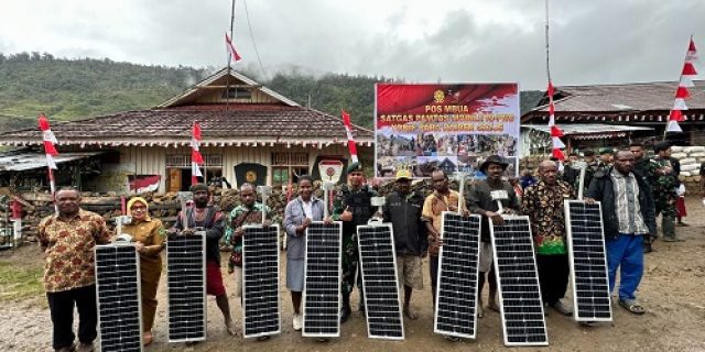 Program Penerangan Pedalaman, Satgas Yonif PR 433/JS memberikan Bantuan Lampu Solar kepada Masyarakat Distrik Mbua Program Penerangan Pedalaman, Satgas Yonif PR 433/JS memberikan Bantuan Lampu Solar kepada Masyarakat Distrik Mbua