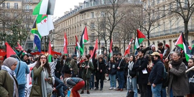 Mahasiswa melakukan protes di Paris terhadap serangan Israel di Gaza