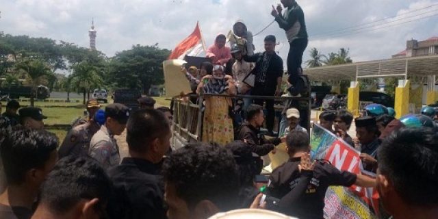 Aliansi Pemuda Dan Masyarakat Geruduk Kantor DPRD Pasangkayu, Tuntut Cabut IUP PT Pasangkayu Aliansi Pemuda Dan Masyarakat Geruduk Kantor DPRD Pasangkayu, Tuntut Cabut IUP PT Pasangkayu