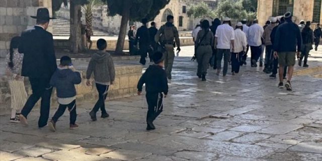Anggota Parlemen (Knesset) Israel bergabung dengan ribuan pemukim ilegal dalam penyerbuan Masjid Al-Aqsa di Yerusalem Anggota Parlemen (Knesset) Israel bergabung dengan ribuan pemukim ilegal dalam penyerbuan Masjid Al-Aqsa di Yerusalem
