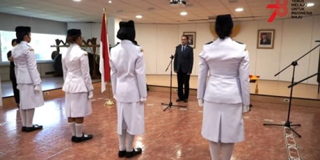 Dubes Muhammad Najib Kukuhkan Paskibra Untuk Pengibar Bendera Di KBRI Madrid Pada 17 Agustus 2023