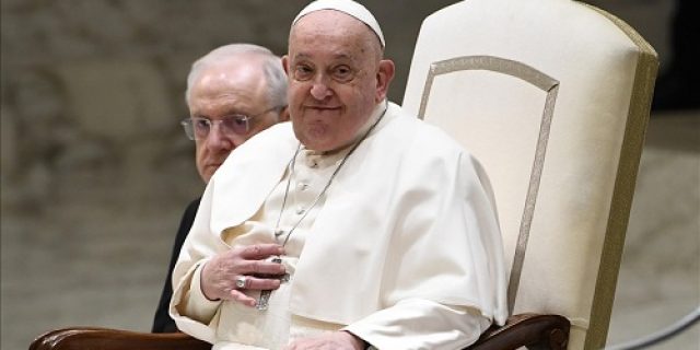 Paus Fransiskus masih dalam kondisi ‘kritis’, kata Vatikan