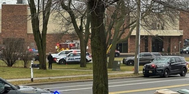 Penembak remaja membunuh siswa dan guru di sekolah Wisconsin, kata polisi