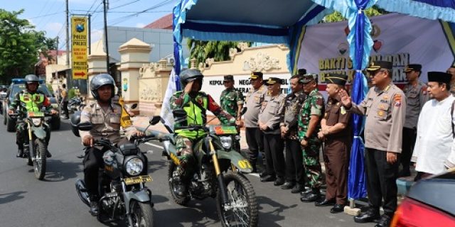Wujud Sinergitas Polres Pamekasan dan Kodim 0826 Pameksan, Gelar Bakti Sosial dan Bakti Kesehatan Gratis Wujud Sinergitas Polres Pamekasan dan Kodim 0826 Pameksan, Gelar Bakti Sosial dan Bakti Kesehatan Gratis
