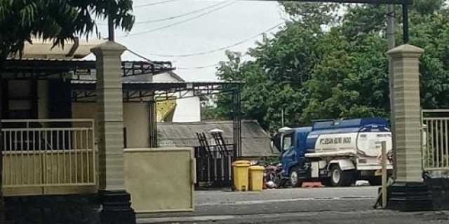 Satu unit Armada  Milik PT SEAN BUMI INDO terparkir di Polsek Ngasem Kabupaten Kediri, diduga APH belum usut secara tuntas