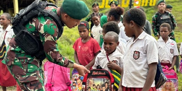 Peduli Kasih Yonif 433/JS Menyambut HUT Kostrad ke-63 membantu Anak-anak Sekolah di Pos Mbua