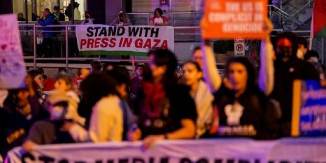 Anda memalukan, kata protes pro-Palestina pada jamuan makan malam koresponden Gedung Putih Anda memalukan, kata protes pro-Palestina pada jamuan makan malam koresponden Gedung Putih