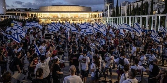 Ribuan orang berunjuk rasa di Israel menuntut pemecatan Netanyahu