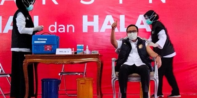 Bupati Orang Pertama Yang Disuntik Vaksin Covid 19