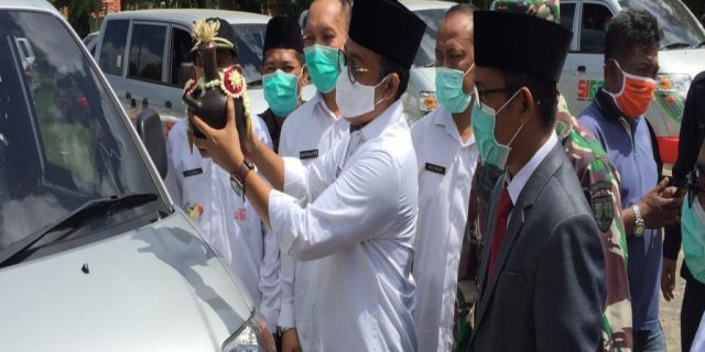 Pemkab Pamekasan Mulai Serahkan Mobil Sehat