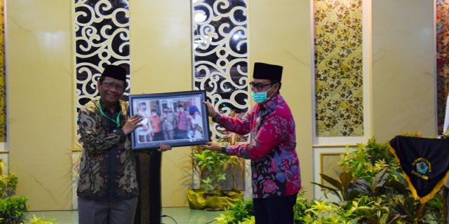 Berkunjung Ke Pamekasan, Menko Polhukam Beri Bantuan APD
