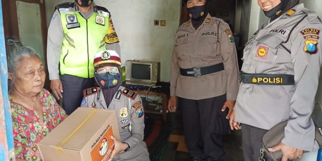 HUT Polwan ke-72, Polwan Polres Nganjuk Gelar Baksos Dampak Covid19