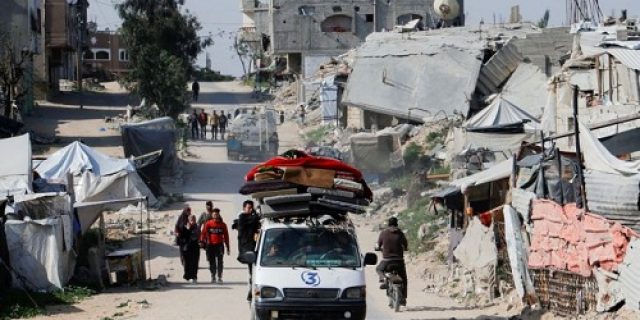 Warga Palestina mengungsi saat pasukan Israel terus menghancurkan Rafah Warga Palestina mengungsi saat pasukan Israel terus menghancurkan Rafah