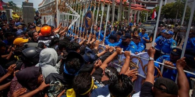 Penasehat Hukum Menduga Tahanan Rempang Mengalami Tindak Kekerasan Selama Ditahan: “…adanya luka-luka di wajah, ada yang kesulitan berjalan…”