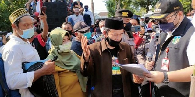 Temui Ratusan Massa Pengunjuk Rasa, Bupati Kediri Siap Membela Warga Desa Babadan