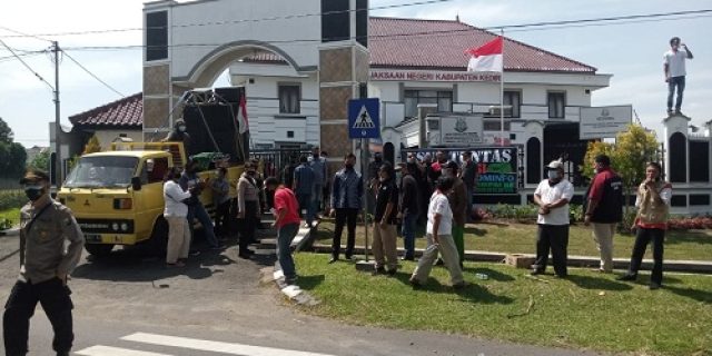 Tidak Berani Tahan Tersangka Korupsi, Massa Buang Sampah Dan Naik Pagar Kantor Kejaksaan Kabupaten Kediri.