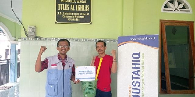 Tim Sahabat MUSTAHIQ Gelar Bhaksos Bagikan Peralatan Kebersihan Dan Bersihkan Mushola Di Kota Kediri.