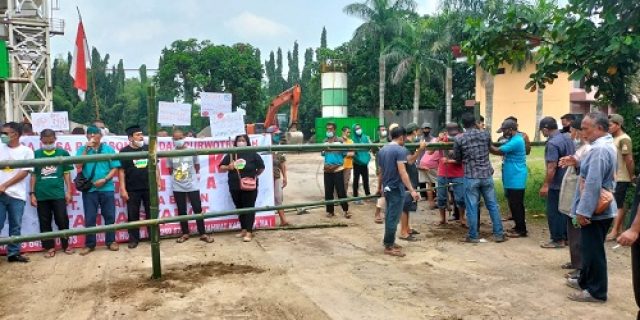 Diduga Pembangunan Pabrik PT Merak Jaya Beton Belum Mengantongi Ijin, Ratusan Warga Kediri Tutup Paksa Akses Jalan Masuk