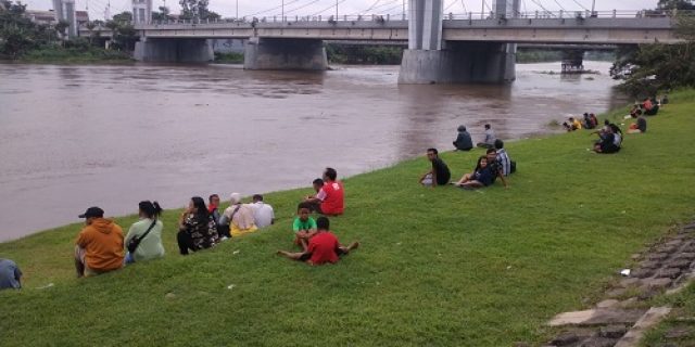 Ada Apa Ribuan Warga Kediri Disepanjang Aliran Sungai Brantas?? TRKR Siagakan  Ambulance Dan Tim Relawan Ada Apa Ribuan Warga Kediri Disepanjang Aliran Sungai Brantas?? TRKR Siagakan  Ambulance Dan Tim Relawan