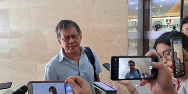 Selesai Menjalani Pemeriksaan Hampir Tujuh Jam Lebih, Rocky Gerung Mengaku Menikmati 40 Pertanyaan dari Penyidik Bareskrim Polri Selesai Menjalani Pemeriksaan Hampir Tujuh Jam Lebih, Rocky Gerung Mengaku Menikmati 40 Pertanyaan dari Penyidik Bareskrim Polri