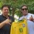 Ronaldinho Beri Menko Airlangga Jersey Warna Kuning