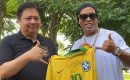 Ronaldinho Beri Menko Airlangga Jersey Warna Kuning
