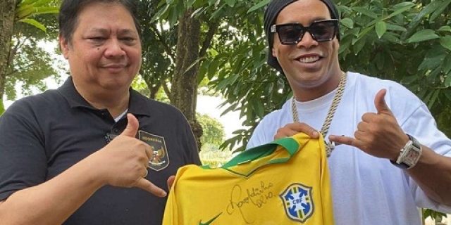 Ronaldinho Beri Menko Airlangga Jersey Warna Kuning