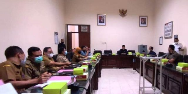 Pencabutan SK Sekdes Banjaranyar Fery Dian Herlambang oleh Kepala Desa Banjaranyar Badrul Munir