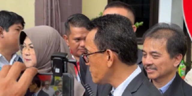 Refly Harun Dan RRT Walkout saat Audiensi Dengan Komisi Percepatan Reformasi Polri Refly Harun Dan RRT Walkout saat Audiensi Dengan Komisi Percepatan Reformasi Polri