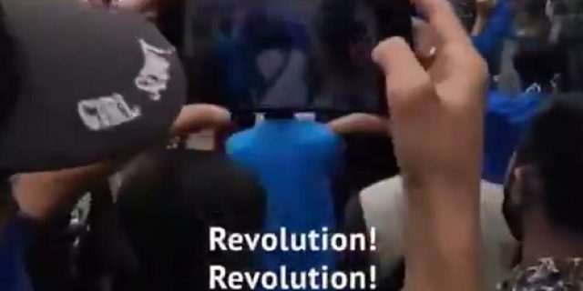Teriakkan Revolusi!! Bentrokan Keras Dengan Polisi Terjadi Di 14 Kota