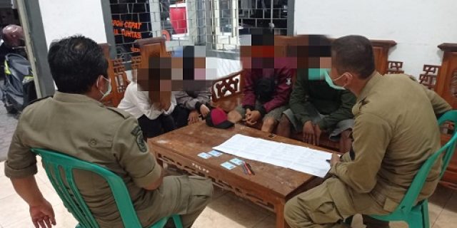 Diduga Sedang Berbuat Mesum Didalam Kamar Kost, Dua Pasangan Bukan Suami-Istri Digrebek Satpol PP