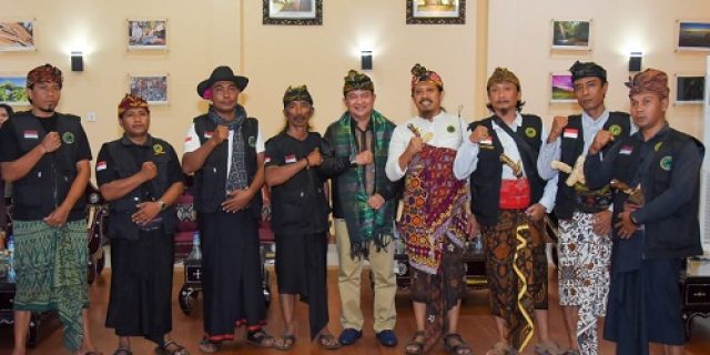Ketua Umum Laskar Sasak Lalu M. Ali Sadikin didampingi segenap pengurus DPP   Menyambut Kedatangan PJ Gubernur NTB, Mayjen TNI Hassanudin di Bandara Internasional Zainudin Abdul Madjid