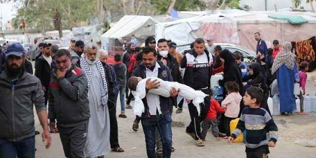 Israel membunuh puluhan orang dalam serangan udara di Jalur Gaza