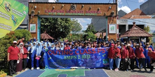 SMPN 2 Beji Pasuruan Gelar Outing Class Pemilahan dan Pengolahan Sampah di Kampung Edukasi Sampah Sebagai Bagian dari Projek Penguatan Profil Pelajar Pancasila (P5)