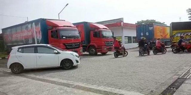 Diduga Mandor SPBU Ngebrak Kong Kalikong Terkait Pengisian BBM Subsidi Dengan Armada Gudang Garam.