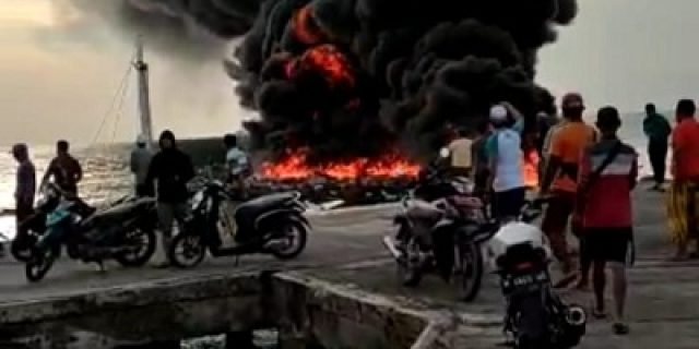 Kapal Nelayan Terbakar, Diduga Memuat BBM Ilegal
