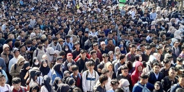 Kalau Tidak Ada Pekerjaan Disini, Ya Keluar Negeri Saja Kalau Tidak Ada Pekerjaan Disini, Ya Keluar Negeri Saja