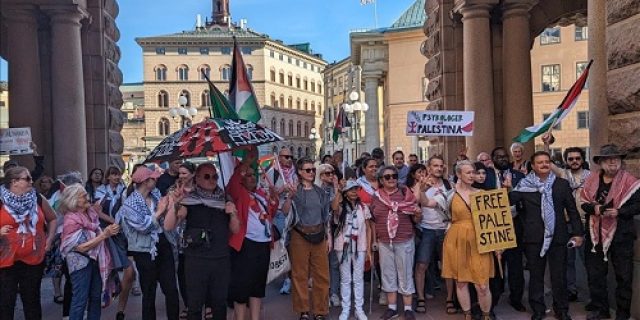 Aktivis protes didepan parlemen Swedia menolak dukungan pemerintah terhadap Israel