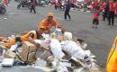 Foto-foto sampah berserakan setelah kampanye 01 di GBK