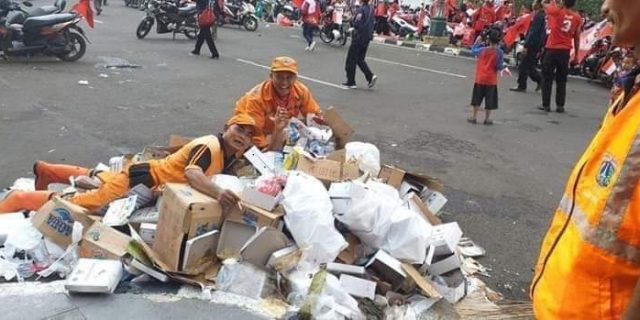 Foto-foto sampah berserakan setelah kampanye 01 di GBK