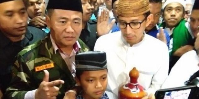 Dikawal Banser, Anak SD Demak Ini Rela Sumbangkan Tabungannya Ke Sandiaga
