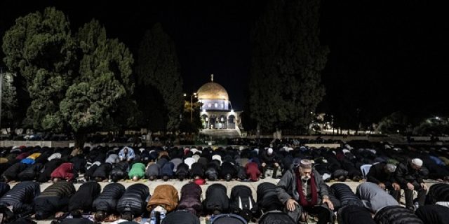 50.000 jamaah melaksanakan salat Tarawih di Masjid Al-Aqsa meski ada pembatasan dari Israel