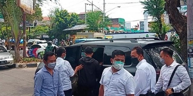 Bentangkan Poster Saat Jokowi Tiba, Mahasiswa UNS Solo Ditangkap, Pakar Hukum: Bukan Tindak Pidana, Harus Dilepas