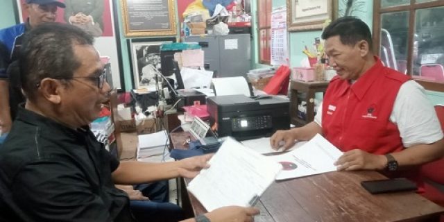 Pengacara dan Ahli Hukum Muhammad Taufiq Kembalikan Formulir Calon Walikota Solo ke kantor DPC PDIP Solo