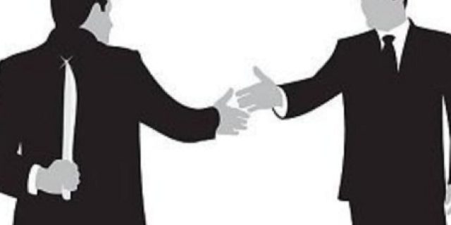 Membunuh Teman Sendiri Sambil Tertawa.