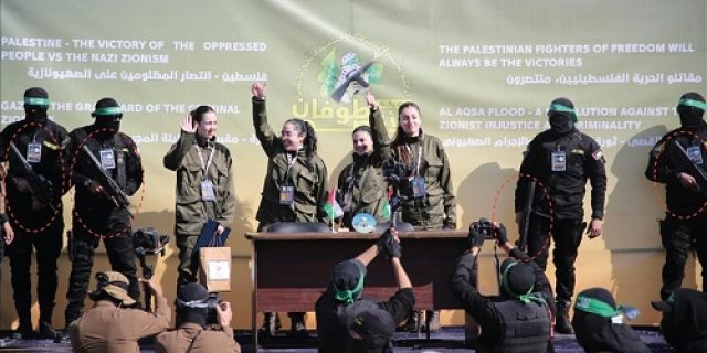 Senapan Tavor Israel di tangan pejuang elit Hamas saat tentara tawanan dibebaskan