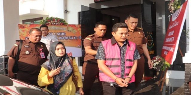 Tersangka Korupsi Dana Hibah Dikbud Ngawi Senilai Rp 19 Miliar Ditahan Tersangka Korupsi Dana Hibah Dikbud Ngawi Senilai Rp 19 Miliar Ditahan