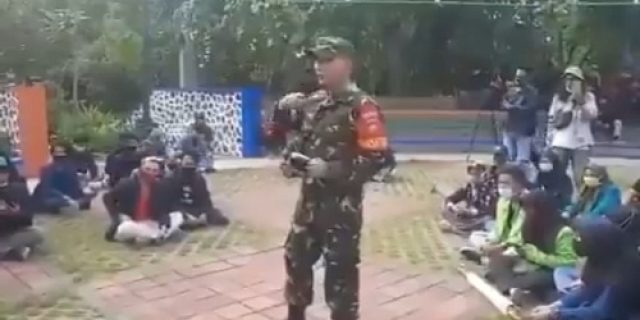Viral, Personil TNI Berhasil Bongkar Kedok Penyusup Demo, Dan Mengusirnya Didepan Mahasiswa