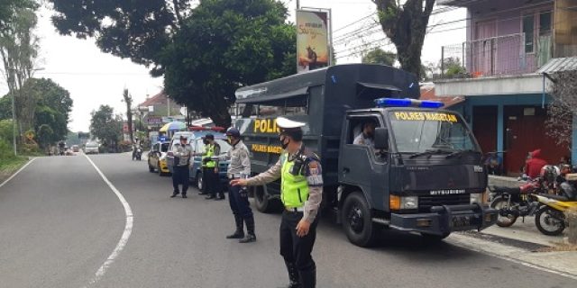 PPKM Level 3, Polres Magetan Terus Gencarkan Ops Gabungan Yustisi Protokol Kesehatan di Jalur Wisata Sarangan Magetan