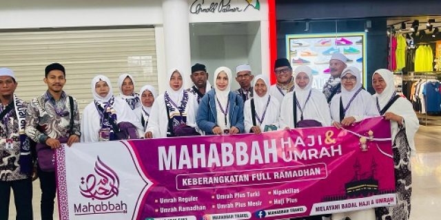 Travel Mahabbah Aceh memberikan discount khusus umrah full Ramadhan untuk mantan Pj Bupati Pidie beserta isteri